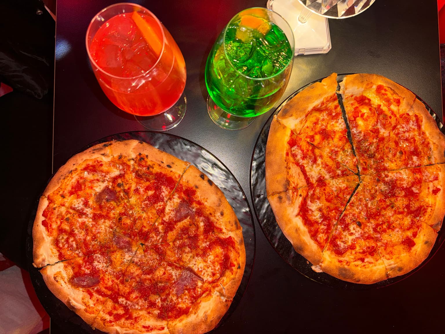 Combo aperitivo pizza Margherita e spritz Aperol Orange Milano