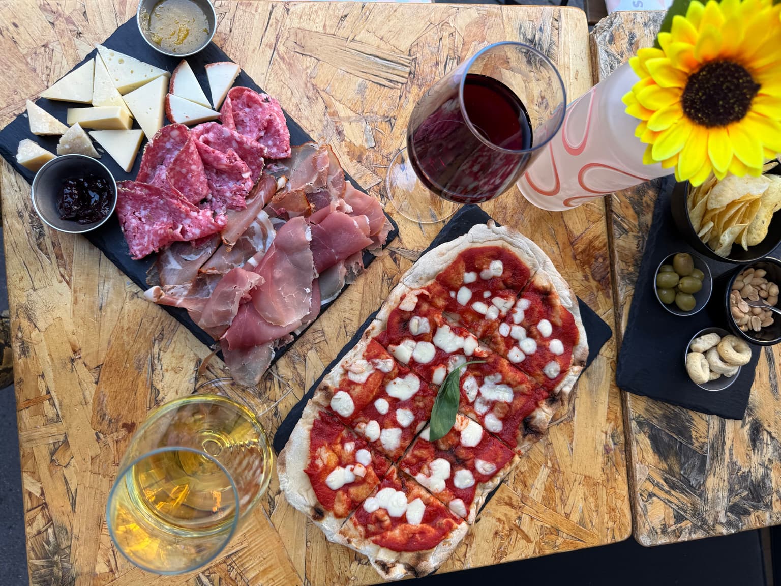 Pinsa romana e tagliere misto di salumi aperitivo La Cieca